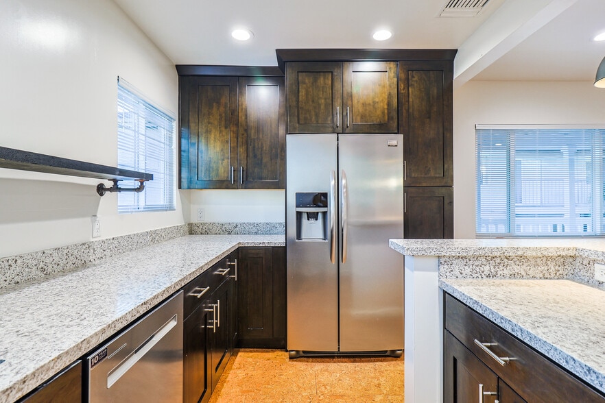 Building Photo - 256 W Tujunga Ave