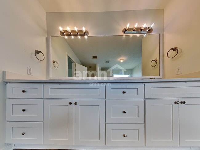 Building Photo - 9116 Dolphin Cir