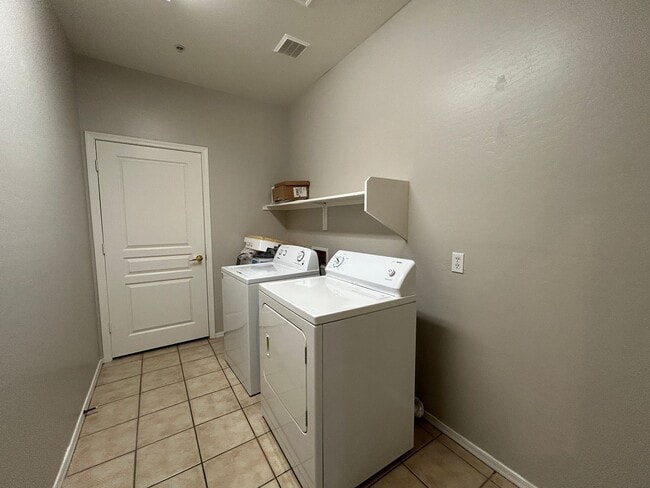 Building Photo - 955 E Knox Rd