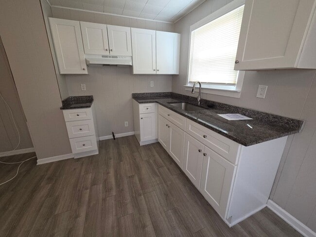 Building Photo - Cute 3 Bedroom Bungalow