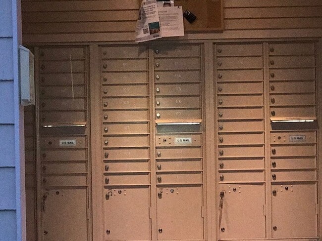 Building Photo - Beautiful remodeled 3 Story Townhome Pre-Leasing, Available now!