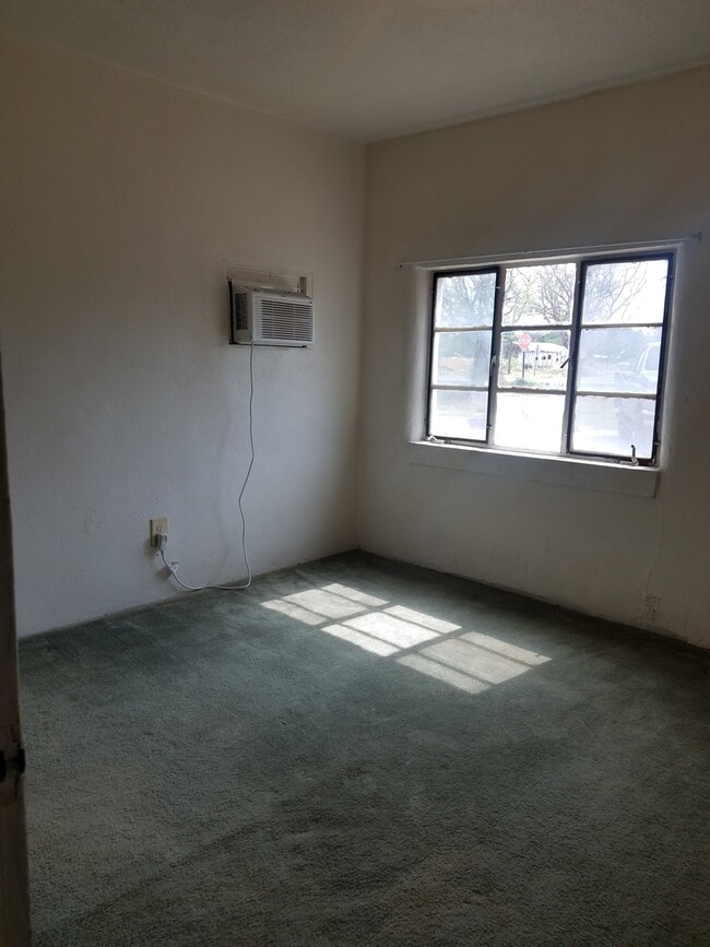Building Photo - 1204 S Gold Ave