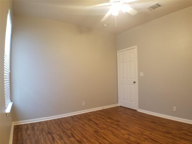 Building Photo - 2502 Allred Dr