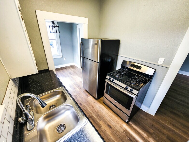 Building Photo - 126 Uvalde St