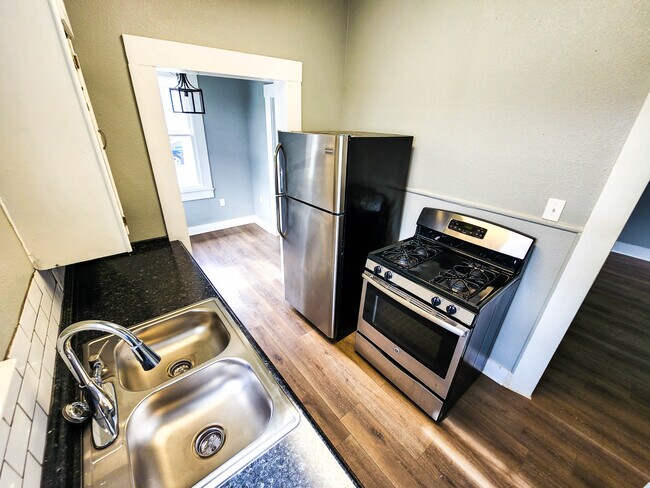 Building Photo - 126 Uvalde St