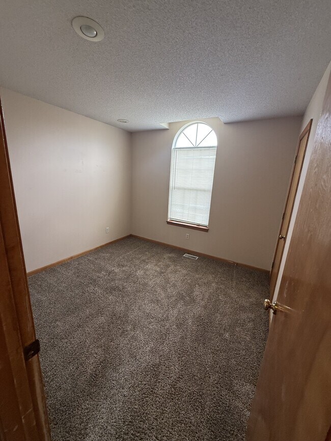 Building Photo - 822 SW Montana Ridge Dr
