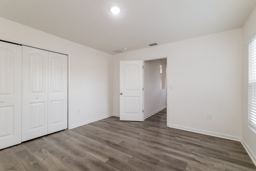 Building Photo - 451 Martigues Dr