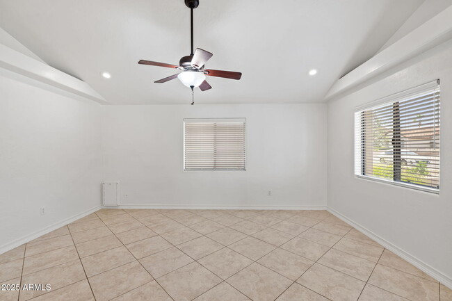 Building Photo - 744 E Meadow Ln