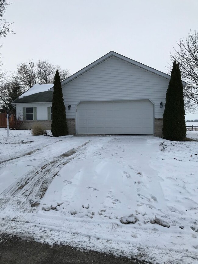 Building Photo - Country Setting 3 Bed/2 Bath Ranch In Wauseon