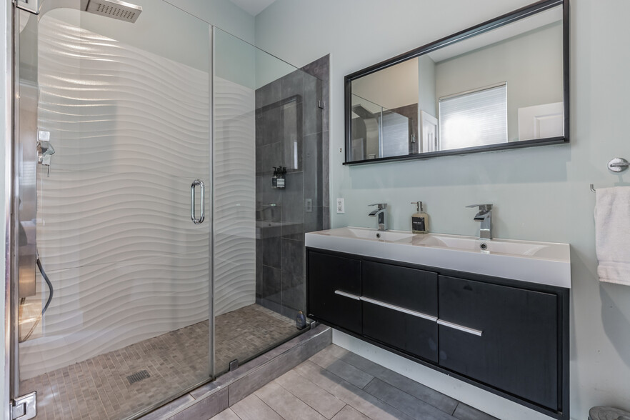 Main Bathroom - 1921 Reed St