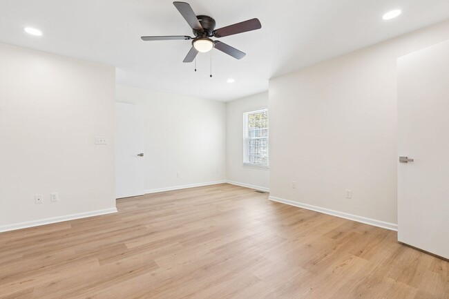 Building Photo - Columbus Station Condo-Ready to move in