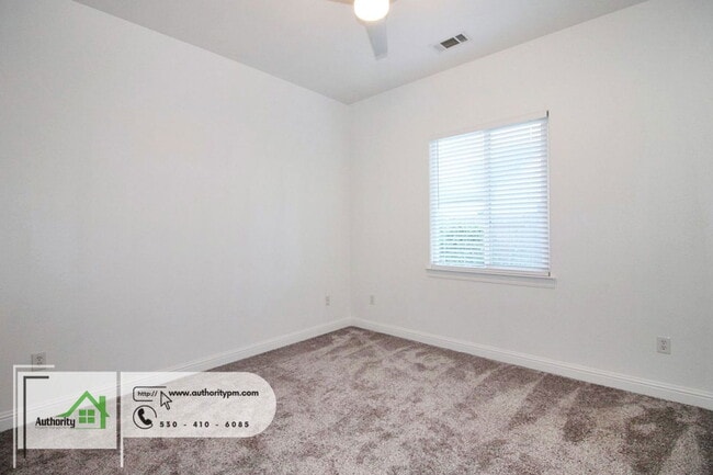 Building Photo - 2724 Western Oak Dr