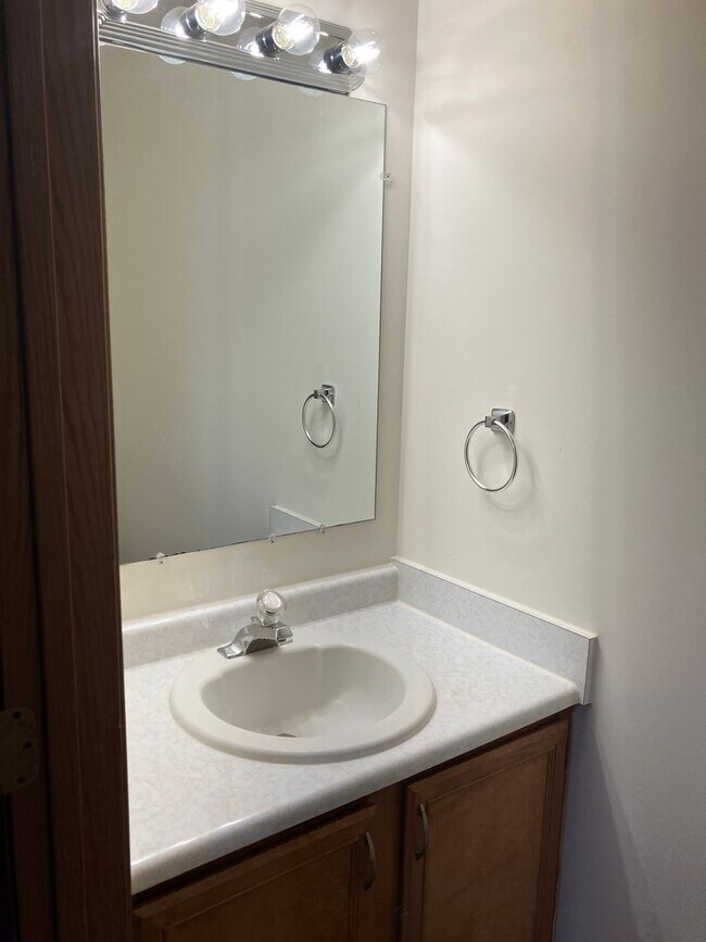Building Photo - Troy Crossing - 2 Bedroom & 1.5 Bath Townh...