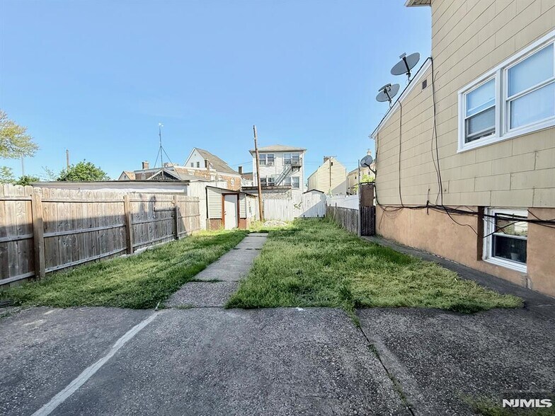 Building Photo - 122 Cross St