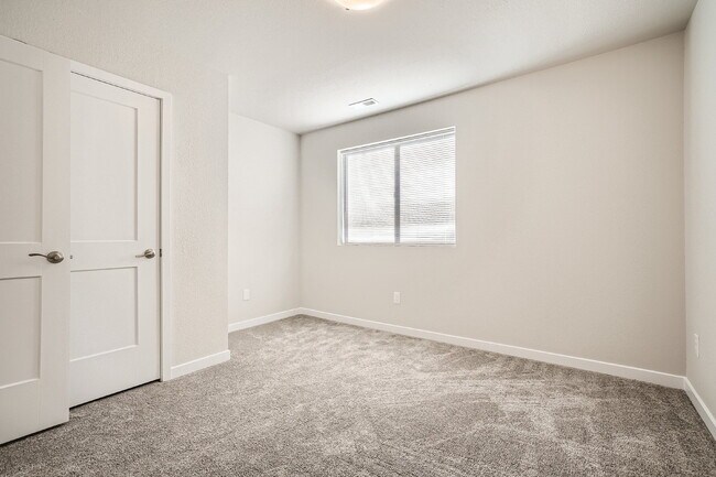 Building Photo - 3 bedroom - Date St
