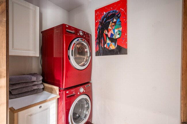 Building Photo - 4955 Hidden Hollow Rd