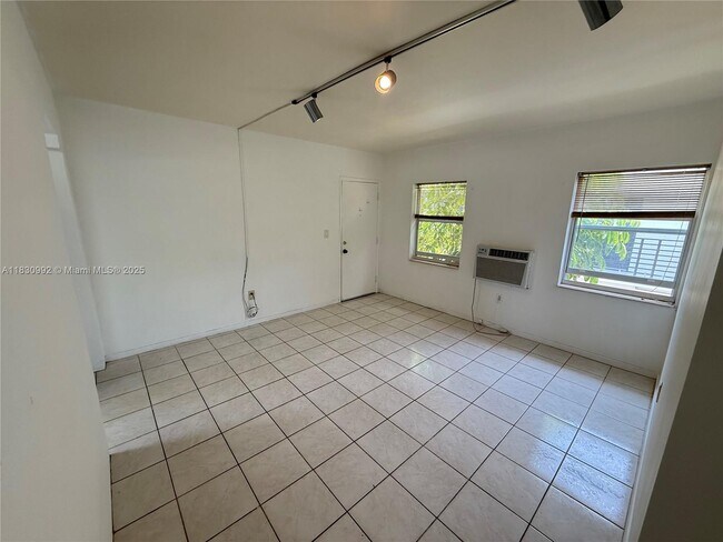 Building Photo - 518 Santander Ave