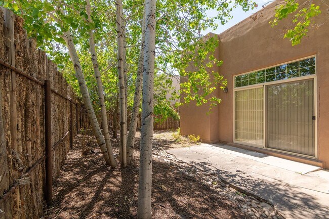 Building Photo - Single Level 3 Bedroom 2.5 Bath home in De...
