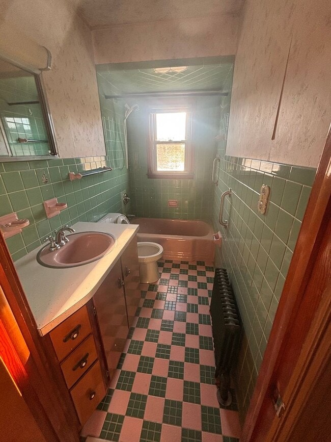 Building Photo - 10 Town Hill Ave