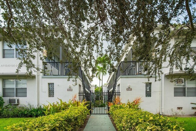 Building Photo - 966 Biarritz Dr