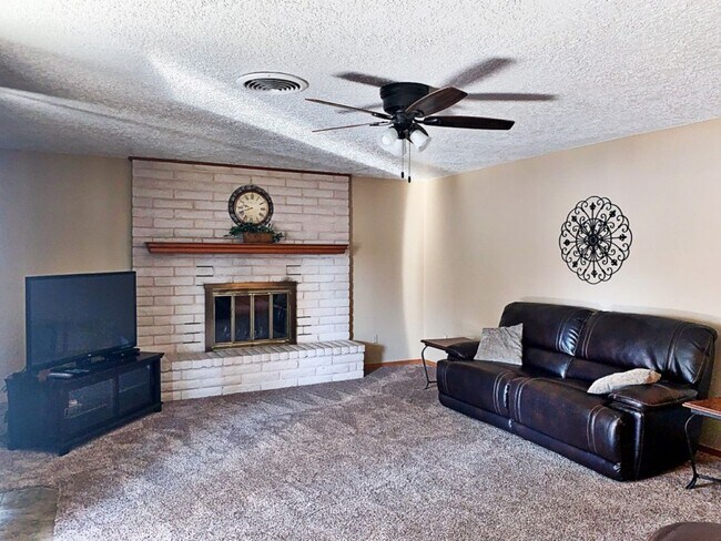 Building Photo - 3 Bedroom, 2 Bath, 2 car garage