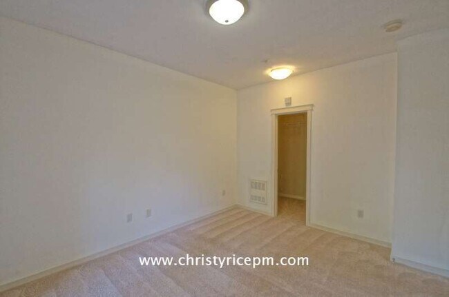 Building Photo - 4315 Issaquah-Pine Lake Rd SE