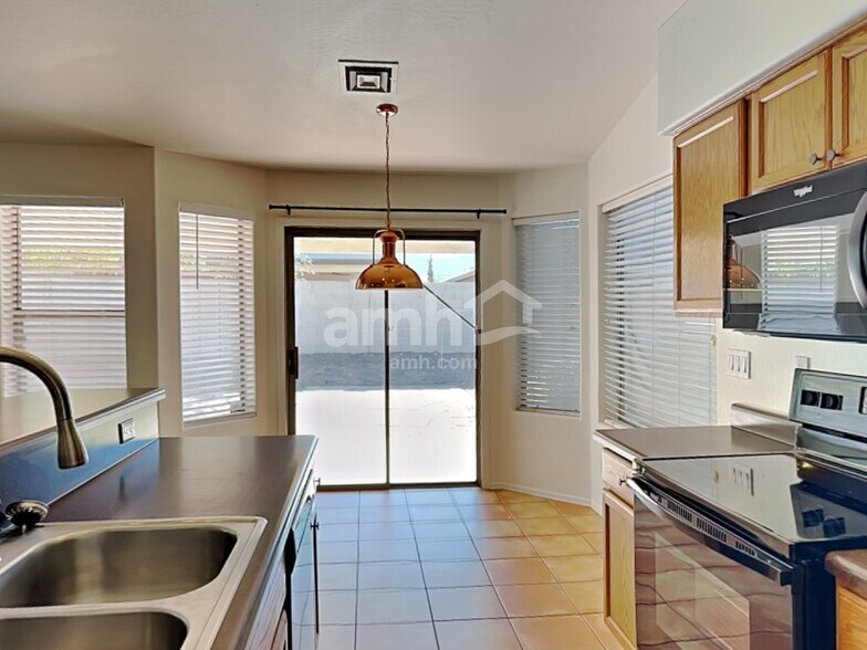 Building Photo - 717 W Beth Dr