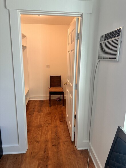 Building Photo - 7231 Vanalden Ave