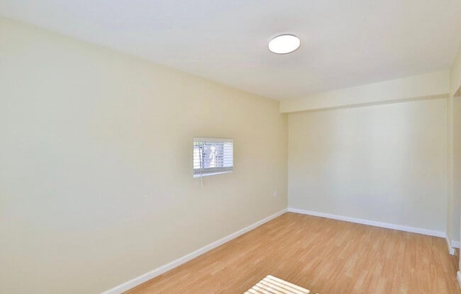 Building Photo - 2421 W Anderson Ave