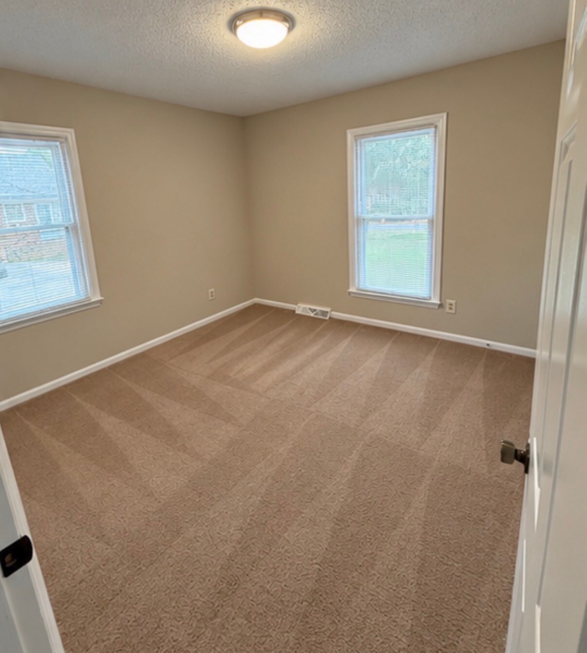 Building Photo - 906 Midwood Dr