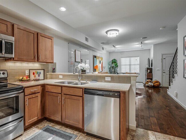 Building Photo - 2224 Kavanaugh Blvd