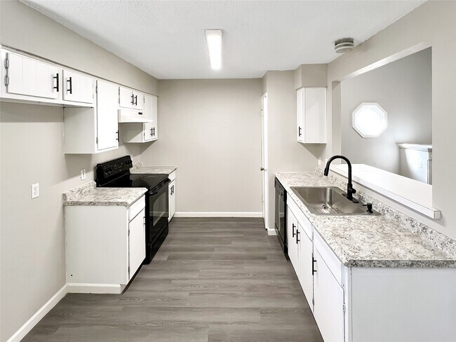 Building Photo - 15018 Cypress Green Dr