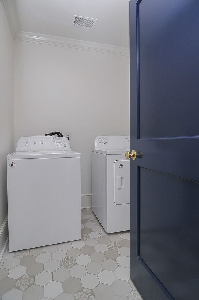 Building Photo - Beautiful 3 bedroom/2 bath house in highly desirable Shandon location! Available June 2026!