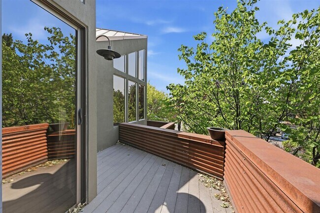 Building Photo - Remodeled Mid-Century 3-Bedroom, 2.5-Bath Home in a Highly Desirable Boise Neighborhood