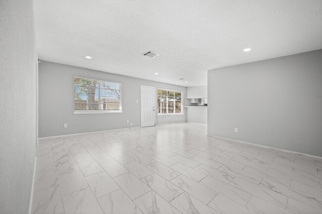 Building Photo - 13527 Montaigne Dr