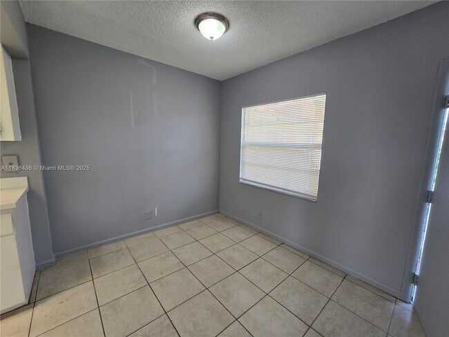 Building Photo - 405 SW 13th Pl