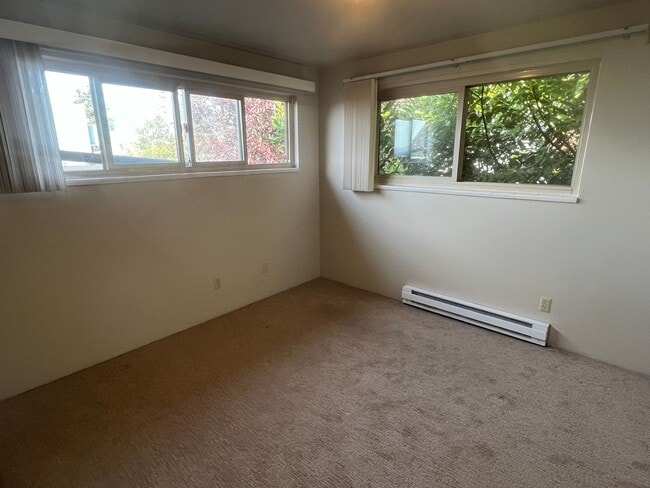 Building Photo - Spacious Fremont 2BR/1BA, split level with private balcony, recently remodeled kitchen!