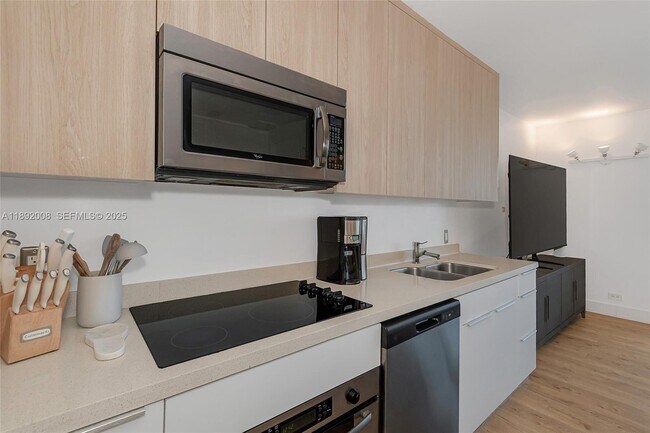 Building Photo - 2301 Collins Ave