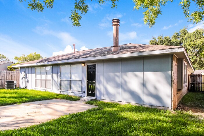 Building Photo - 10936 Pinewood Ct
