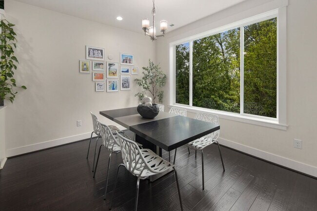 Building Photo - **North-Facing Luxury Home with Sunroom, A/C & Smart Home Features in Sammamish** Available NOW f...
