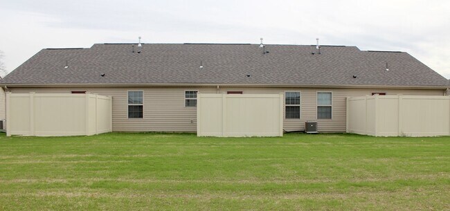 Building Photo - 2206 Shamrock Ln