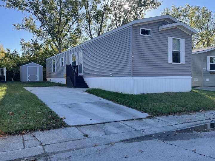 Building Photo - 38054 Versailles St