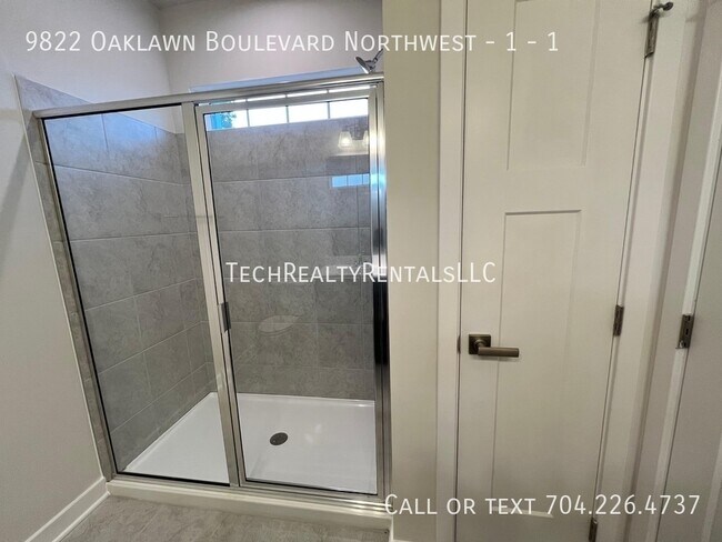 Building Photo - 9822 Oaklawn Blvd NW