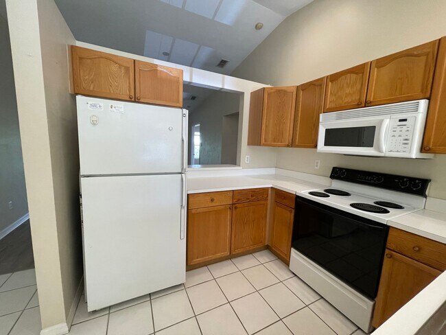 Building Photo - ANNUAL RENTAL - 2ND FLOOR LAKE VIEW 2 BED ...
