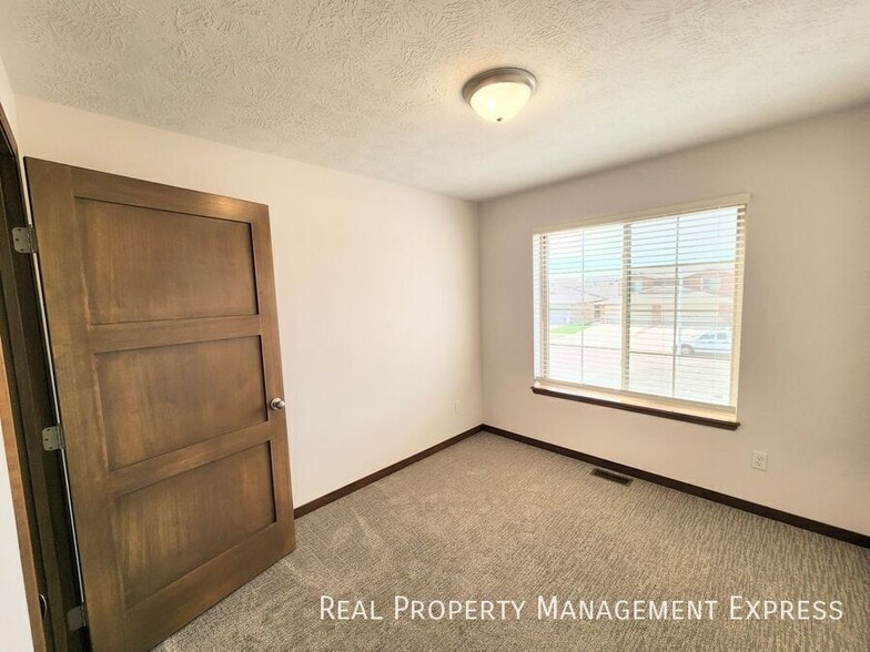 Building Photo - 3 Bedroom 2.5 Bathroom Townhome