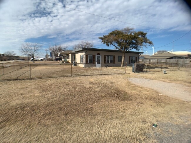 Building Photo - Trendy 2 Bedroom, Downtown Moore