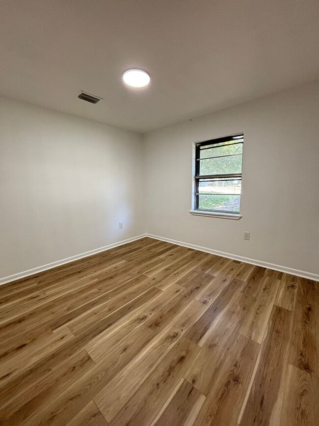 Building Photo - Spacious and beautifully updated 4-bedroom...