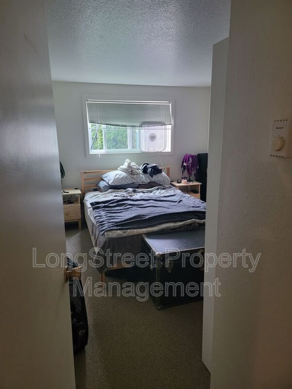 Building Photo - 654 SW 7th St