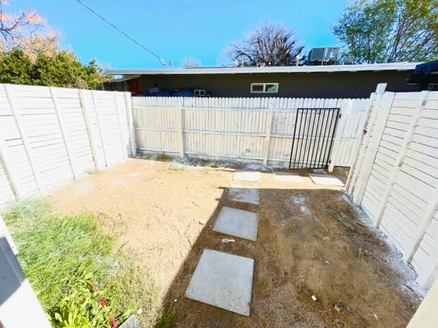 Building Photo - Renovated. with private yard!!!