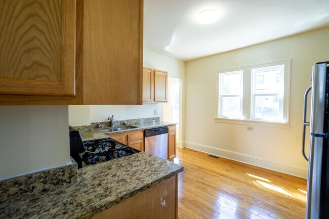 Building Photo - AVAILABLE 8/1/26 - Spacious First Floor Ap...